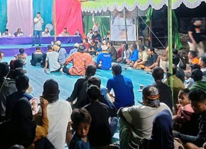 
					Calon Bupati Kayong Utara, Romi Wijaya berkampanye di tempat masa kecilnya, Desa Dusun Kecil, Kecamatan Pulau Maya, Kabupaten Kayong Utara.