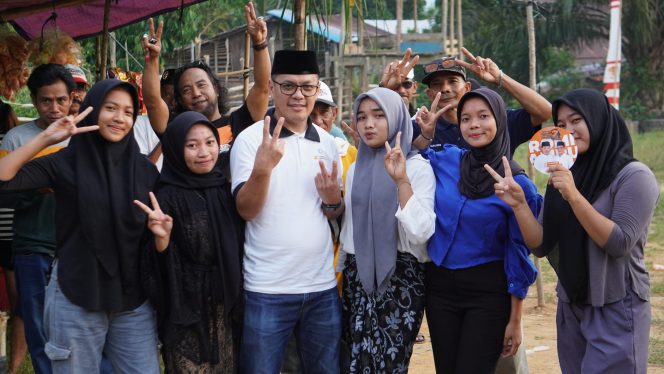 
					Romi Wijaya bersama kaum Milenial dan Gen-Z di Desa Matan Jaya.