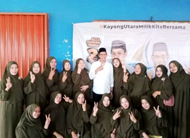 
					Emak-emak siap memenangkan pasangan calon Bupati dan Wakil Bupati, Romi Wijaya dan Amru Chanwari pada Pilkada 2024.