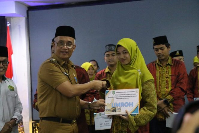 
					Pj Wali Kota Singkawang menyerahan bonus kepada kafilah Kota Singkawang.