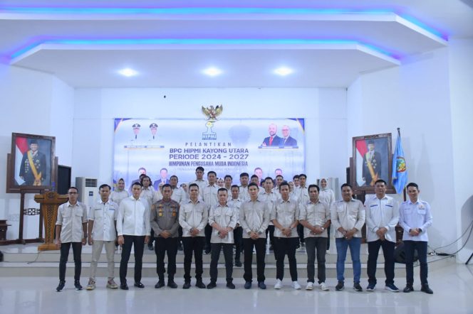 
					Acara pelantikan Badan Pengurus Cabang (BPC) Himpunan Pengusaha Muda Indonesia (HIPMI) Kabupaten Kayong Utara periode 2025 – 2028 yang turut dihadiri Bupati Kayong Utara dan Anggota DPR RI Komisi XII Dapil Kalbar II Gulam Mohamad Sharon.