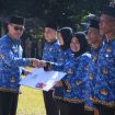 Bupati Romi Wijaya Serahkan Surat Keputusan (SK) Pengangkatan Aparatur Sipil Negara (ASN) Tahap I Formasi Tahun 2024 di Halaman Kantor Bupati, Sukadana, Senin (17/6/2025).