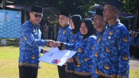 Bupati Romi Wijaya Serahkan Surat Keputusan (SK) Pengangkatan Aparatur Sipil Negara (ASN) Tahap I Formasi Tahun 2024 di Halaman Kantor Bupati, Sukadana, Senin (17/6/2025).