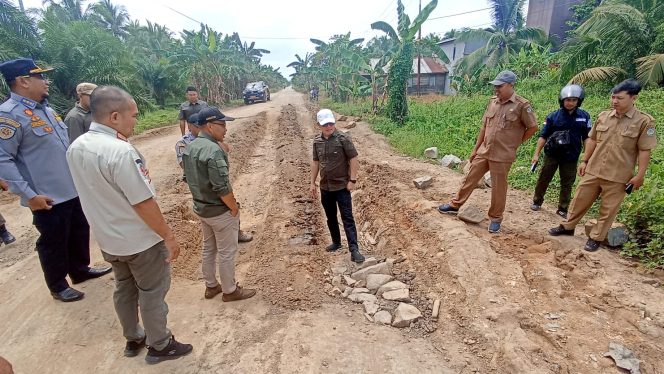 
					Respon Keluhan Masyarakat, Bupati Romi Wijaya Tinjau Perbaikan Jalan Sukadana – Teluk Batang.