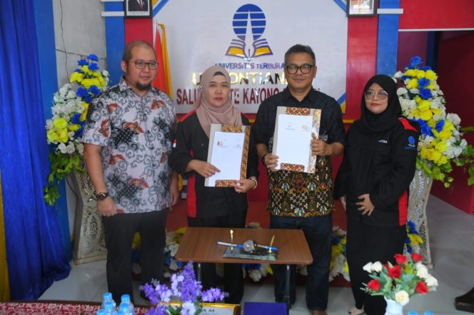 
					Penandatanganan Perjanjian Kerja Sama (PKS) Universitas Terbuka Pontianak bersama Sentra Layanan Universitas Terbuka (SALUT) Pelite Kayong Utara Mandiri, di Sukadana, Sabtu (06/11/2025).