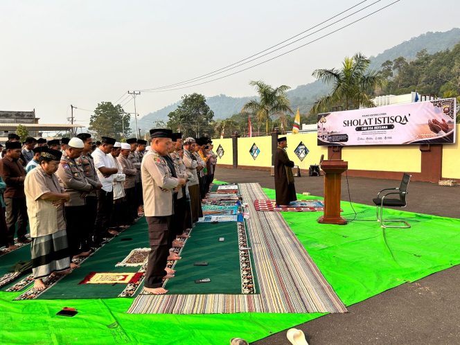 
					Ikhtiar Hadapi Kemarau Panjang, Polres dan Pemkab Kayong Utara Gelar Salat Istisqa